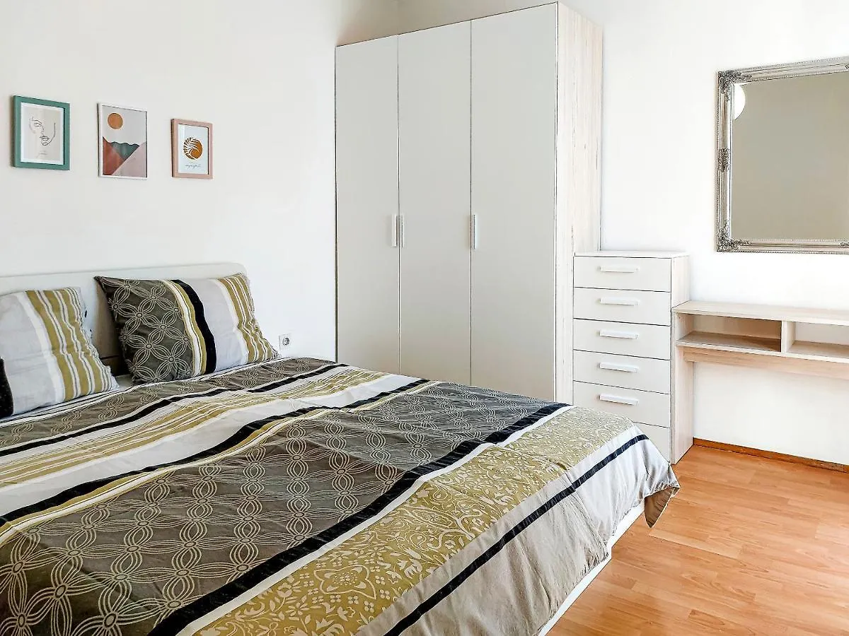 Apartments Tena With Private Parking Pula