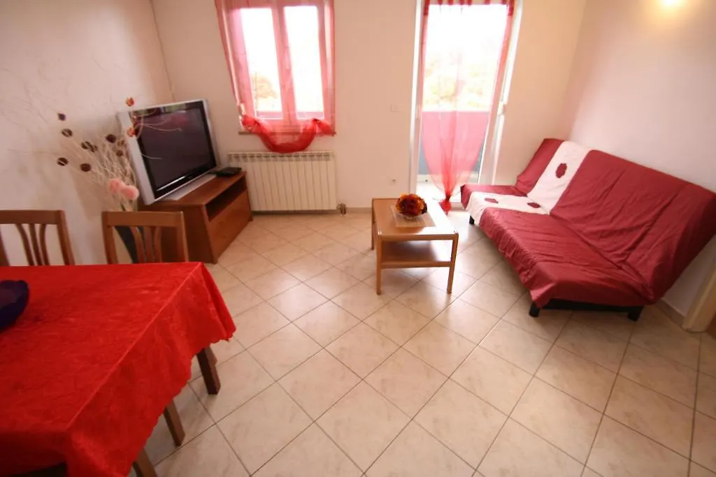 Apartments Tena With Private Parking Pula