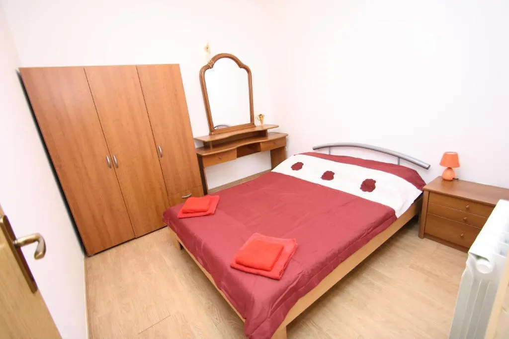 Apartments Tena With Private Parking Pula