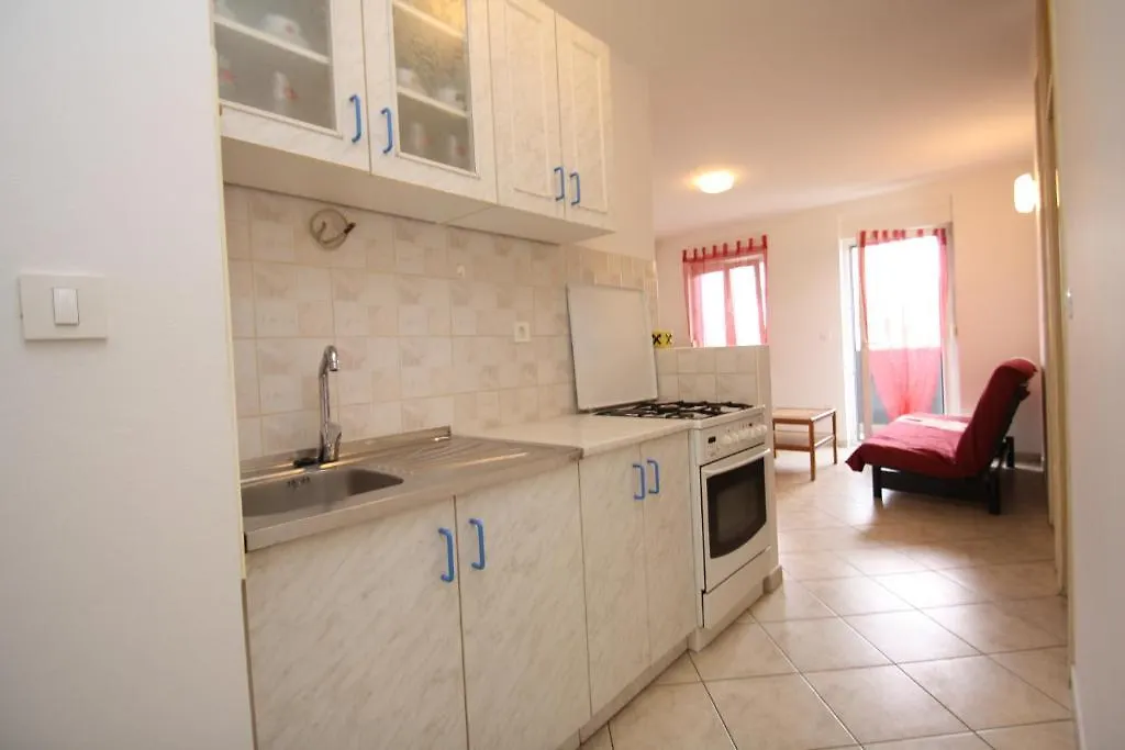 Apartments Tena With Private Parking Pula