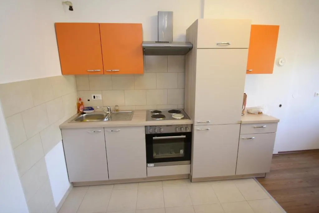 Apartments Tena With Private Parking Pula 0*,