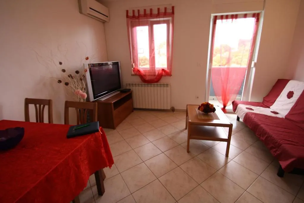 Apartments Tena With Private Parking Pula