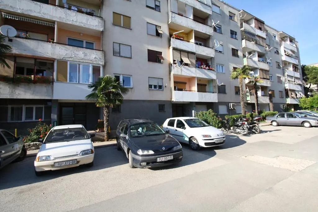 Apartments Tena With Private Parking Pula