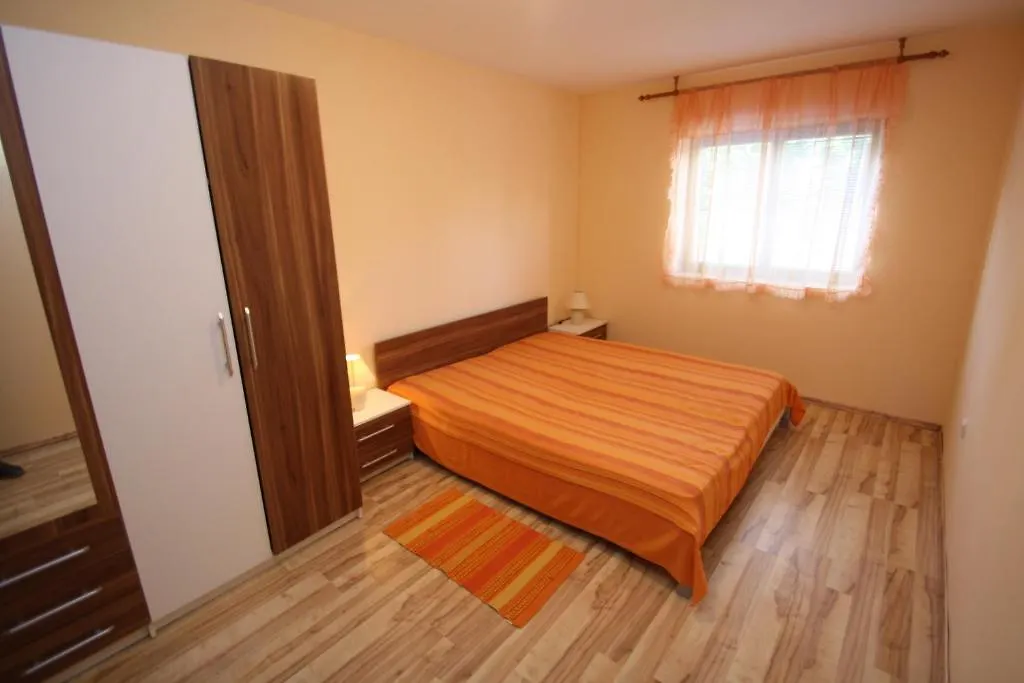 Apartments Tena With Private Parking Pula