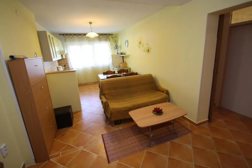 Apartments Tena With Private Parking Pula
