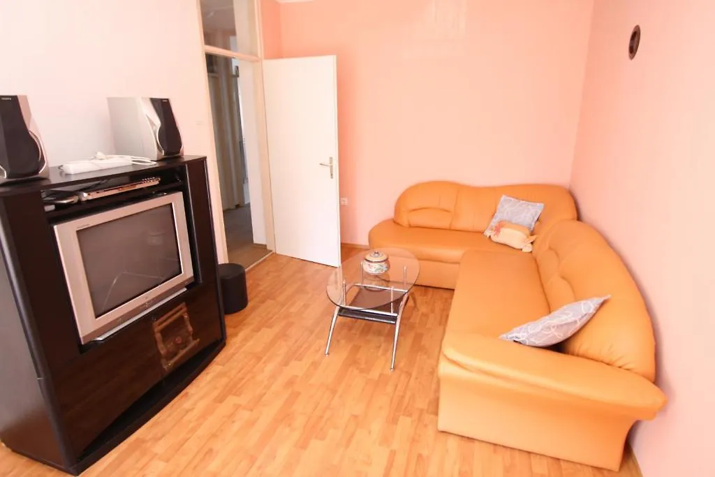 Apartments Tena With Private Parking Pula