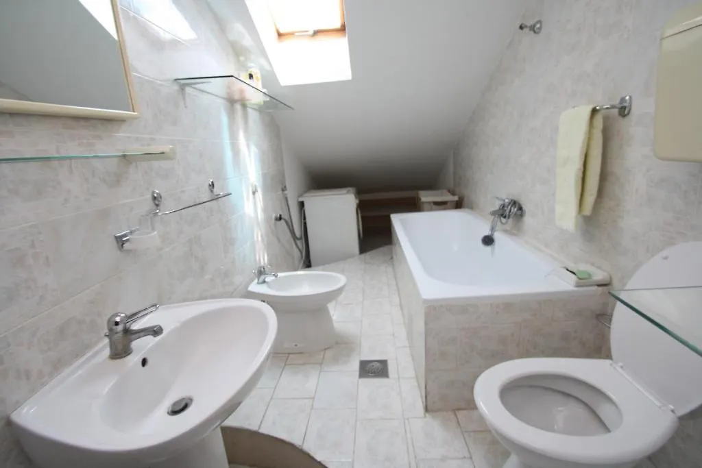 Apartments Tena With Private Parking Pula