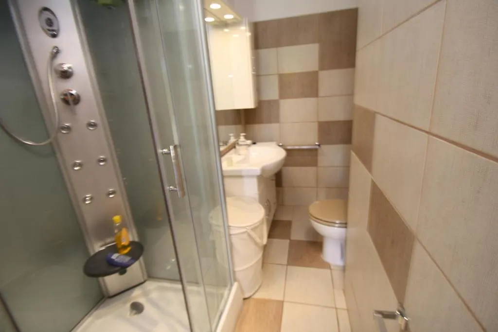 Apartments Tena With Private Parking Pula
