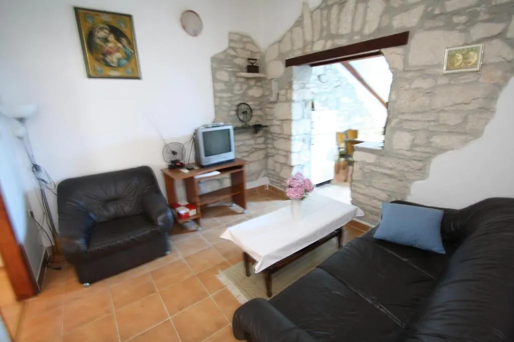 Apartments Tena With Private Parking Pula