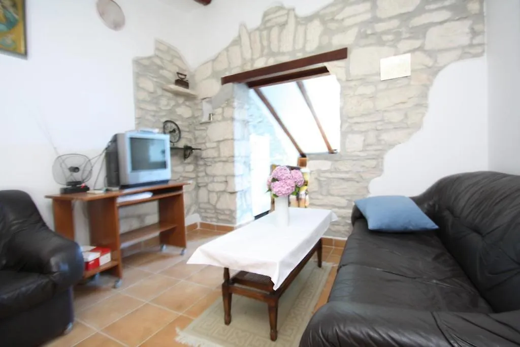 Apartments Tena With Private Parking Pula