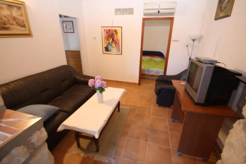 Apartments Tena With Private Parking Pula