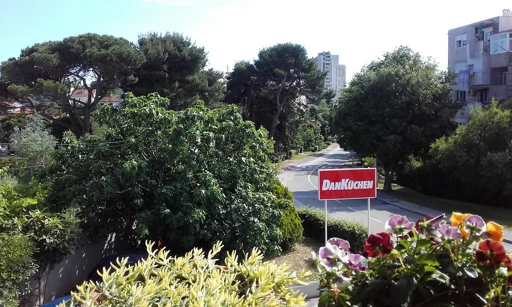 Apartments Tena With Private Parking Pula