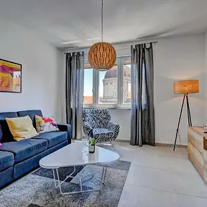 Lola App In Center, 4+1 Pax Apartment