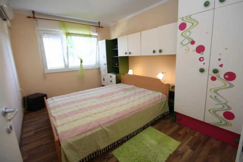 Apartments Tena With Private Parking Pula