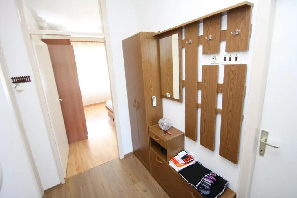 Apartments Tena With Private Parking Pula