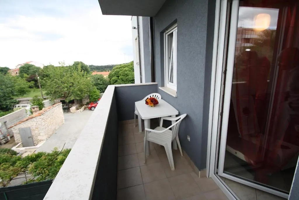 Apartments Tena With Private Parking Pula