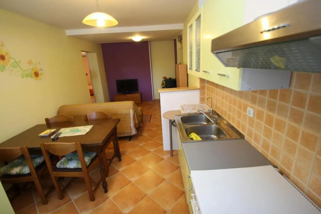 Apartments Tena With Private Parking Pula 0*,  Croatia