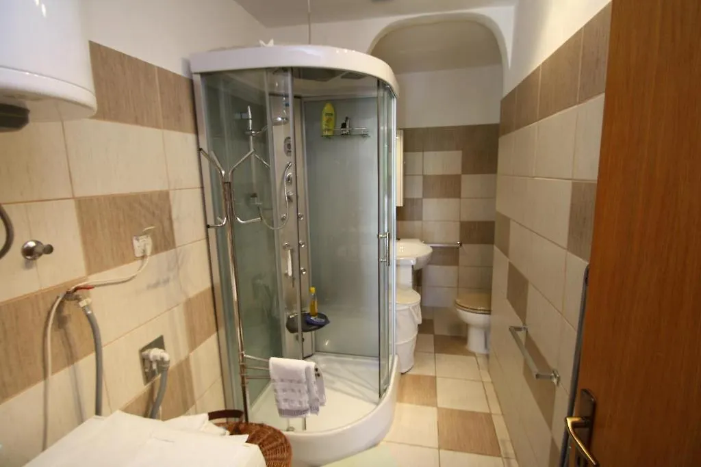 Apartments Tena With Private Parking Pula